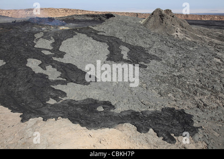 30 gennaio 2011 - lava basaltica fluisce dalla straripante lago di lava nel cratere, vulcano Erta Ale, Danakil depressione, Etiopia. Foto Stock