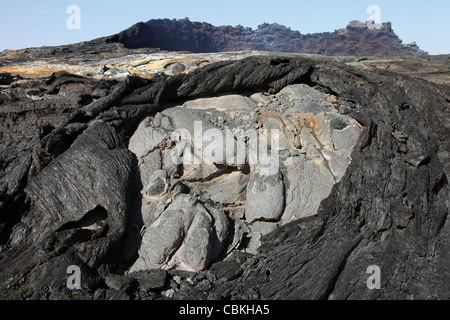 30 gennaio 2011 - lava basaltica fluisce dalla straripante lago di lava nel cratere, vulcano Erta Ale, Danakil depressione, Etiopia. Foto Stock