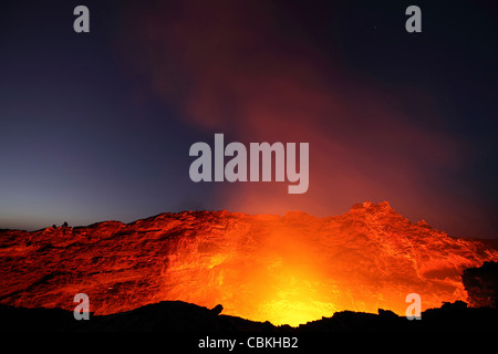 30 gennaio 2011 - lago di lava illuminano pareti del cratere al calar della sera, vulcano Erta Ale, Danakil depressione, Etiopia. Foto Stock