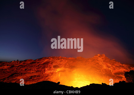 30 gennaio 2011 - lago di lava illuminano pareti del cratere al calar della sera, vulcano Erta Ale, Danakil depressione, Etiopia. Foto Stock