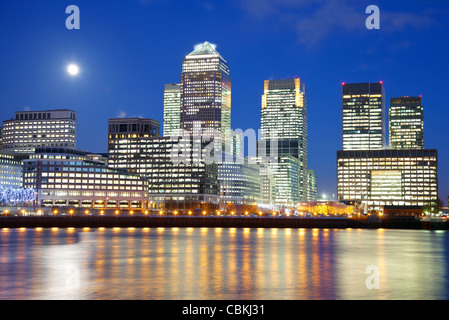 Luna piena su Londra grattacieli di Docklands Foto Stock