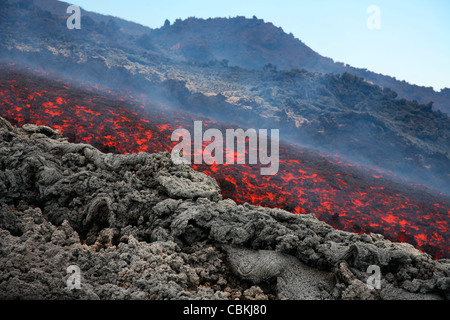 Novembre 2006 - flusso di lava durante l eruzione del Monte Etna, Sicilia, Italia. Foto Stock