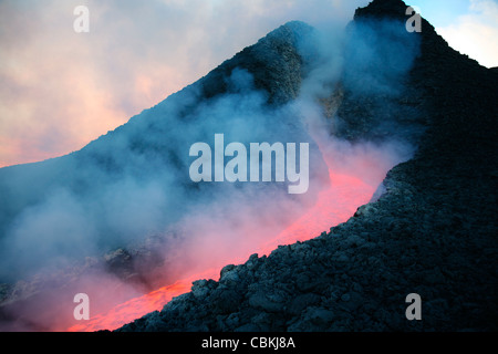 Novembre 2006 - la lava scorre dalla base di hornito durante l eruzione del Monte Etna, Sicilia, Italia. Foto Stock