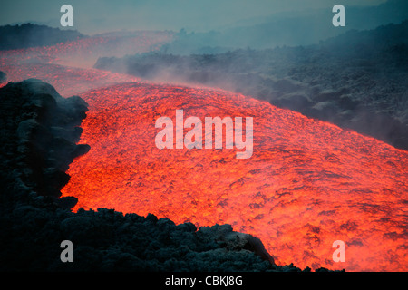 Novembre 2006 - flusso di lava al calar della sera durante l eruzione del Monte Etna, Sicilia, Italia. Foto Stock