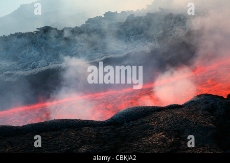 Novembre 2006 - flusso di lava durante l eruzione del Monte Etna, Sicilia, Italia. Foto Stock