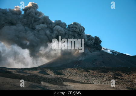 Novembre 2006 - nuvole di cenere in eruzione dal cratere di sud-est durante l eruzione del Monte Etna, Sicilia, Italia. Foto Stock