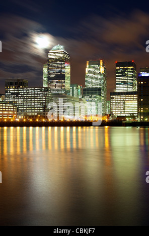 Luna piena su Londra grattacieli di Docklands Foto Stock