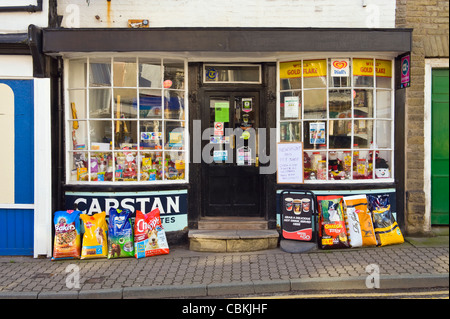 Edicola di giornali locali e pet shop con sacchi di cibo per cani al di fuori di Kington Herefordshire England Regno Unito Foto Stock