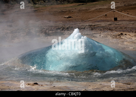 Lo scoppio della bolla d'acqua all'insorgenza di eruzione di Strokkur Geysir, Islanda. Foto Stock