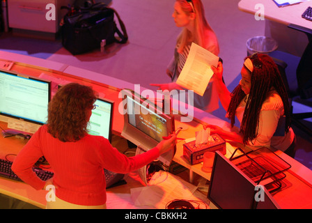 La scena presso la sala stampa di Al Jazeera International. Foto Stock