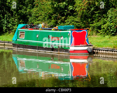 Colorato Canal Boat riflessione a serratura Marsworth Aylesbury Vale, Bucks, Regno Unito Foto Stock