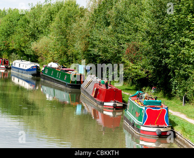 Colorato Canal barche reflecytion a serratura Marsworth Aylesbury Vale, Bucks, Regno Unito Foto Stock