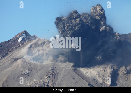 4 gennaio 2010 - nube di cenere seguenti esplosiva eruzione vulcaniana, vulcano Sakurajima, Giappone. Foto Stock