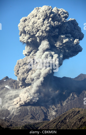 4 gennaio 2010 - nube di cenere seguenti esplosiva eruzione vulcaniana, vulcano Sakurajima, Giappone. Foto Stock
