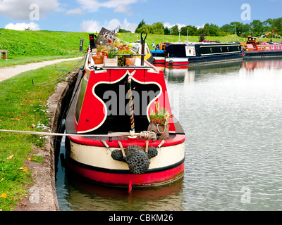 Colorato Canal imbarcazioni al blocco Marsworth Aylesbury Vale, Bucks, Regno Unito Foto Stock