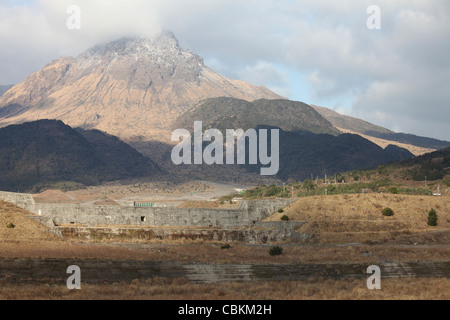 Il monte Vulcano Unzen, Giappone, con lahar strutture di contenimento, sabo dighe, in primo piano. Foto Stock