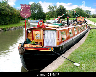 Colorato Canal imbarcazioni al blocco Marsworth Aylesbury Vale, Bucks, Regno Unito Foto Stock