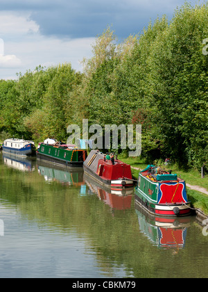 Canal colorate barche di riflessioni a serratura Marsworth Aylesbury Vale, Bucks, Regno Unito Foto Stock