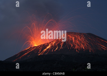 Bomba di lava traiettorie visibili durante le ore notturne eruzione vulcaniana di Anak Krakatau vulcano, Sunda Strait, Java, Indonesia. Foto Stock