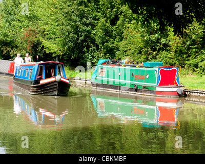 Canal colorate barche di riflessioni a serratura Marsworth Aylesbury Vale, Bucks, Regno Unito Foto Stock