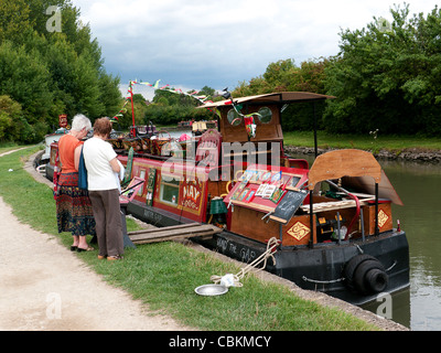 Colorato Canal imbarcazioni al blocco Marsworth Aylesbury Vale, Bucks, Regno Unito Foto Stock