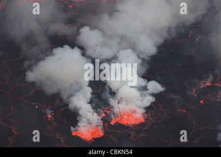 21 gennaio 2011 - Piccole fontane di lava nel lago, vulcano Nyiragongo, Repubblica Democratica del Congo. Foto Stock