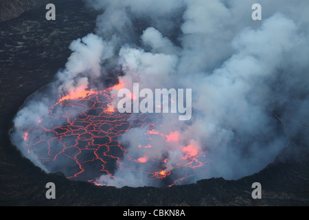 Gennaio 22, 2011 - lago di lava con piccole fontane di lava, vulcano Nyiragongo, Repubblica Democratica del Congo. Foto Stock