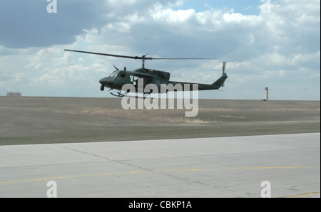 Un elicottero UH-1N Huey del 54esimo Squadron Elicottero decollo in una missione di sicurezza Aprile 26 dalla base dell'aeronautica di Minot, N.D. La missione della 54esima HS è quella di garantire l'integrità della deterrenza nucleare della 91esima ala spaziale fornendo un supporto immediato, flessibile ed efficace per l'elicottero da combattimento ovunque e in qualsiasi momento. Foto Stock