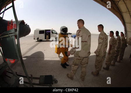 Ross Franquemont, un pilota di Dragon Lady U-2 del 99esimo Squadrone di ricognizione di spedizione presso una base aerea nel sud-ovest dell'Asia, scuote le mani dei capi d'equipaggio Mar5 che hanno preparato il suo jet per una missione di ricognizione. La 380a Ala Air Expeditionary ospita l'unico squadrone U-2 nell'area di responsabilità, fornendo intelligenza ad alta quota, sorveglianza e ricognizione per il supporto nella vittoria della guerra al terrore. Foto Stock