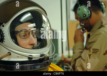 Capt Heather Fox, un pilota U-2 Dragon Lady con il 99esimo Squadrone di ricognizione di Expeditionary, riceve il 100% di ossigeno mentre l'Senior Airman Roric Ongaco, un 99esimo tecnico della divisione di supporto fisiologico ERS, monitora la pressione della tuta del Captain Fox. Si stava preparando a volare una missione di ricognizione marzo 25 da una base aerea nel sud-ovest asiatico. Captain Fox è una delle sole tre piloti U-2 femminili attualmente in servizio nell'aeronautica. Foto Stock