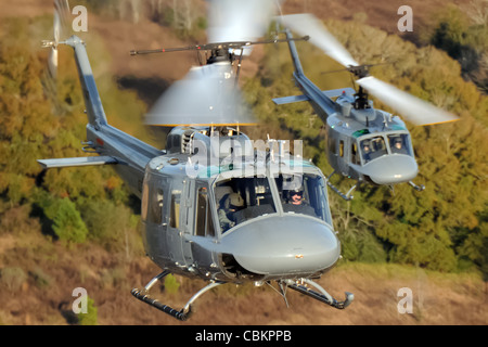 Gli studenti del 23° Squadrone di addestramento volante a Fort Rucker, Alao., pilotando elicotteri UH-1H Iroquois, praticano modelli di formazione-volo. La 23a FTS è la terza e ultima fase di formazione pilota di livello universitario prima che i piloti studenti possano ottenere le loro ali. È la principale fonte di addestramento pilota dell'aeronautica per operazioni speciali, ricerca e salvataggio del combattimento, supporto missilistico e missioni di sollevamento aereo di ospite distinte. Foto Stock