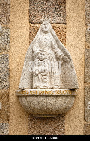 Statua sulla basilica di Sainte Anne dAuray, Morbihan, in Bretagna, Francia Foto Stock