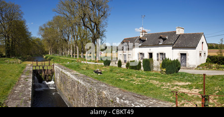 Bloccare i detentori cottage sul Nantes Brest Canal, Bretagna Francia Foto Stock