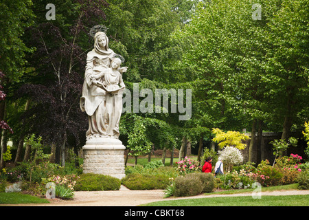 Grande statua della Vergine Maria e di sua madre la St Anne a Sainte Anne d'Auray, Morbihan, in Bretagna, Francia Foto Stock