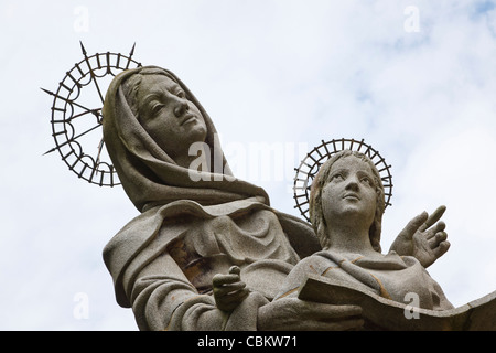 La St Anne e la Vergine Maria come un bambino statua presso il St Anne d'Auray, Morbihan, in Bretagna, Francia Foto Stock