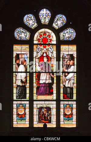 Finestra di vetro colorato nella Basilica di St Anne dAuray, Morbihan, in Bretagna, Francia Foto Stock