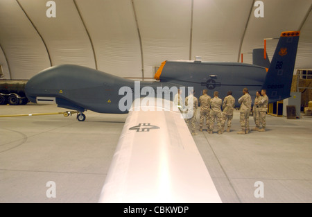 Master Sgt. Robert Holland (a sinistra) parla con un gruppo di Airmen schierati ottobre 12 circa il RQ-4 Global Hawk. Sergeant Holland è uno dei manutentori assegnati per mantenere l'aereo in volo. Gli Airmen, schierati dalla base dell'aeronautica di Schriever, colon., e assegnati alla 380a ala dell'aeronautica, sono stati dati un briefing mattutino delle capacità dell'aereo senza equipaggio Foto Stock