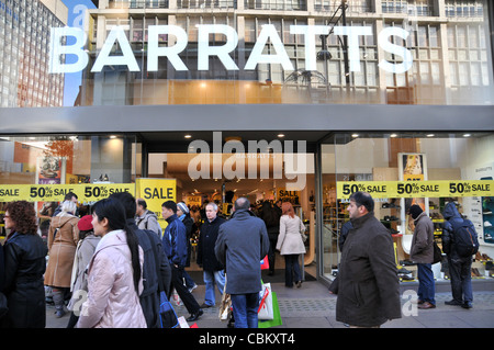 Barratts Oxford Street Londra negozio di calzature chiudendo la vendita di Natale vendite sconti Foto Stock