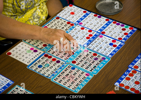 Womans mano e le schede di Bingo, Philadelphia, Stati Uniti d'America Foto Stock