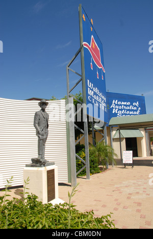 Andrew Barton (maschio) Paterson (autore di Waltzing Mathilda) memorial presso Winton, Outback Queensland, Australia, prima della sua distruzione dalle fiamme Foto Stock