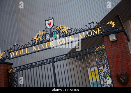 Shankly Gates e non potrai mai camminare da solo in ferro all'Anfield  Liverpool Football Club, LFC Merseyside, Regno Unito Foto Stock