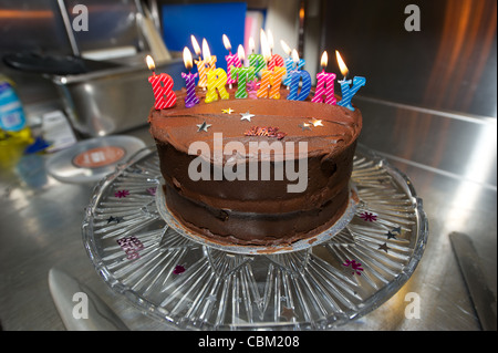 Torta di compleanno con candele accese Foto Stock