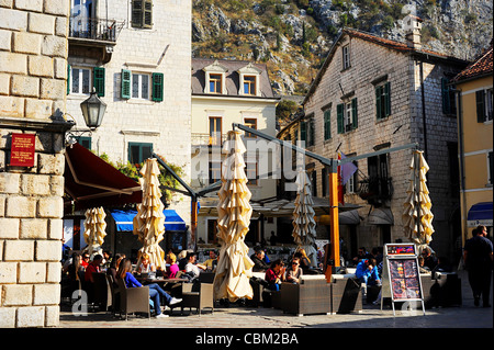 Street cafe di Cattaro città vecchia. Kotor è uno dei meglio conservati medievale città vecchia nel Mare Adriatico ed è un patrimonio mondiale heri Foto Stock