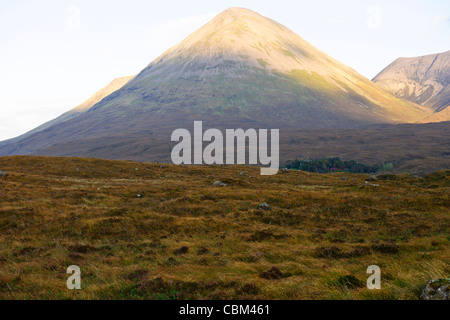 Il Cuillins,Red Hills,Beinn Bhreac,A863 Road,Casa di Talisker Whiskey,Sligachan Isle of Sky,Highlands scozzesi,Scozia Scotland Foto Stock