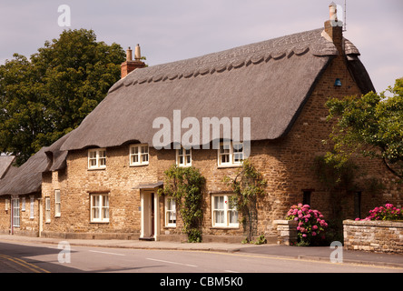 Il vecchio maniero inglese in pietra con il tetto di paglia cottage, Northgate Street, Oakham, Rutland, England, Regno Unito Foto Stock