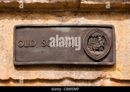 Cast di placca di metallo cartello sulla "vecchia scuola" edificio, Oakham, Rutland, England, Regno Unito Foto Stock