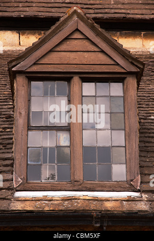 Sky riflessioni in vetri della vecchia leaded abbaino, la Grande Sala, il castello di Oakham, Rutland, England, Regno Unito Foto Stock