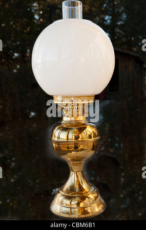 Olio di antiquariato lampada con paralume bianco isolato su una texture di sfondo Foto Stock