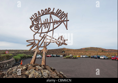 Scultura che annuncia l'ingresso al Mirador del Río, di Lanzarote, famoso architetto e artista César Manrique, Lanzarote, Isole Canarie, Spagna. Foto Stock