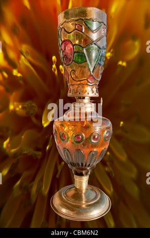 Antique tre colori olio lampada isolato su sfondo texture Foto Stock